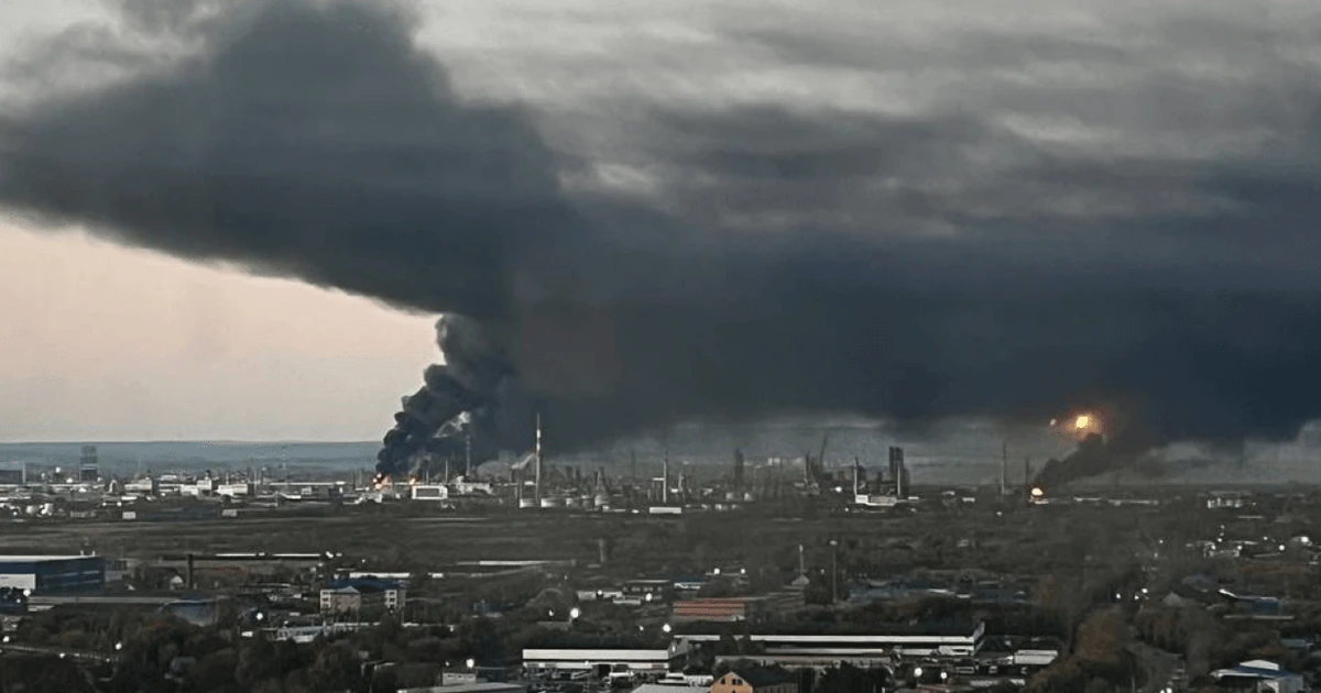 Пожежа та пошкодження трубопроводів, резервуарів і технологічних установок Пермського НПЗ після атаки безпілотників