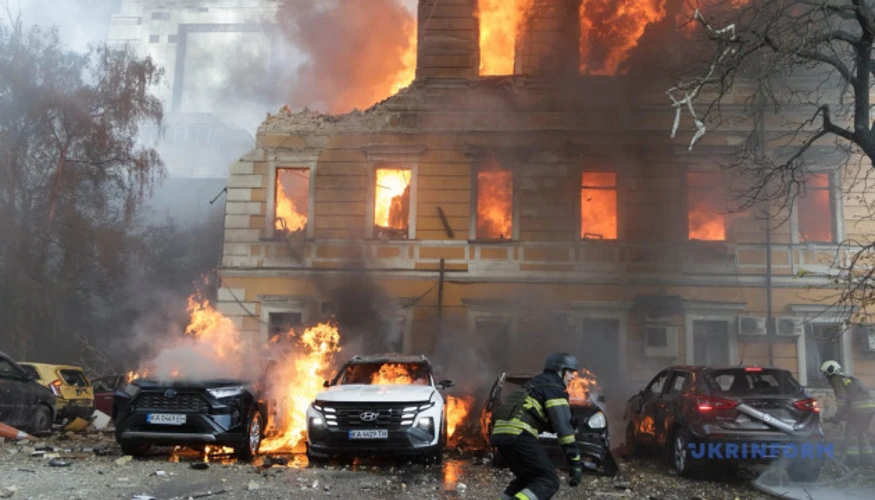 У Києві триває пошуково-рятувальна операція після удару дрона по будівлі НАНУ